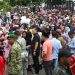 Seribuan Warga Padati Meuligoe Terima THR dari Mualem