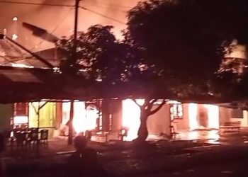 Dini Hari Mencekam! Api Hanguskan 13 Ruko di Kota Fajar