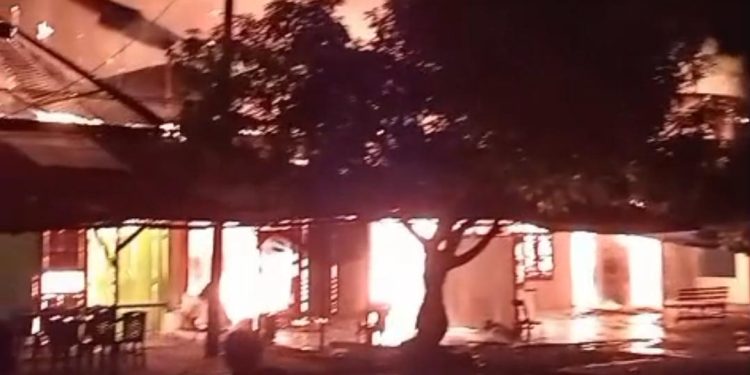 Dini Hari Mencekam! Api Hanguskan 13 Ruko di Kota Fajar