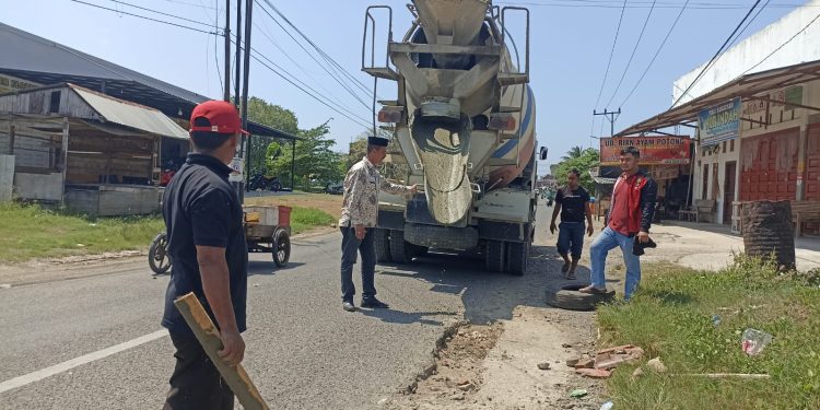 Camat Kuta Baro Gerak Cepat Tambal Jalan Berlubang Usai Dikeluhkan Warga