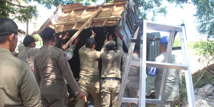 Bandel Meski Sudah Diperingatkan, Satpol PP Aceh Besar Bongkar Paksa Lapak Liar di Baitussalam