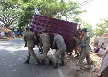 Satpol PP Aceh Besar Lanjutkan Pembongkaran Bangunan Liar di Baitussalam