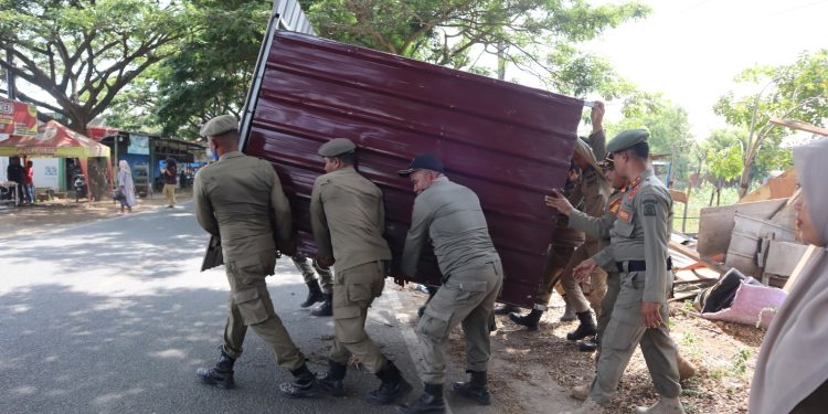 Satpol PP Aceh Besar Lanjutkan Pembongkaran Bangunan Liar di Baitussalam