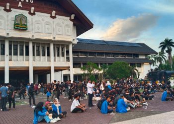 Aksi Tolak Pergub JKA Berlanjut Malam Ini, Massa Tunggu Gubernur Aceh