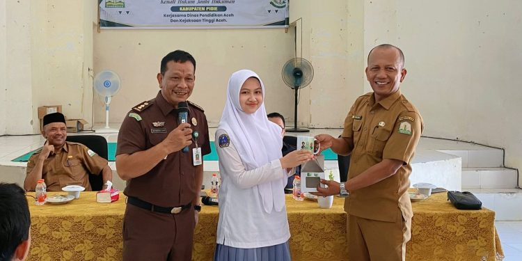 Kejati Aceh Kembali Gelar Jaksa Masuk Sekolah di SMKN 2 Sigli, Edukasi Pelajar Bahaya Judi Online dan Bullying