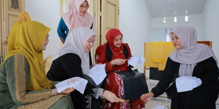 Ketua Dekranasda Aceh Selatan Kunjungi Showroom dan Sentra IKM Dekranasda Aceh Besar