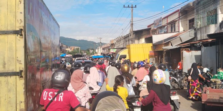 Kemacetan Parah Lumpuhkan Akses Pasar Induk Lambaro Jelang Meugang Iduladha 2026