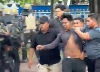 Demo Tolak JKA Memanas: Massa Coba Turunkan Merah Putih, Polisi Amankan 6 Orang