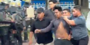 Demo Tolak JKA Memanas: Massa Coba Turunkan Merah Putih, Polisi Amankan 6 Orang