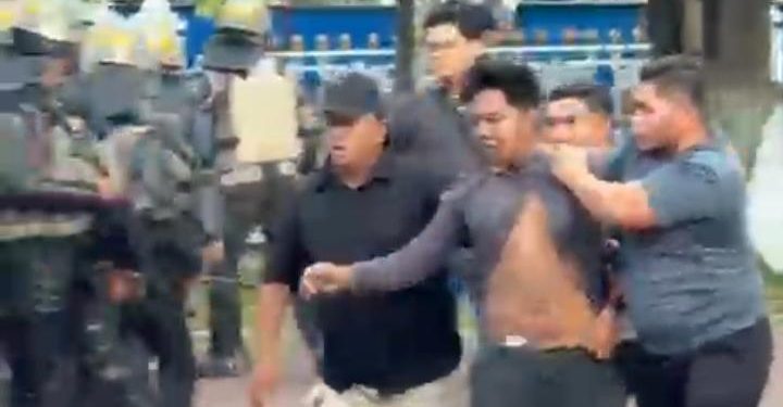 Demo Tolak JKA Memanas: Massa Coba Turunkan Merah Putih, Polisi Amankan 6 Orang
