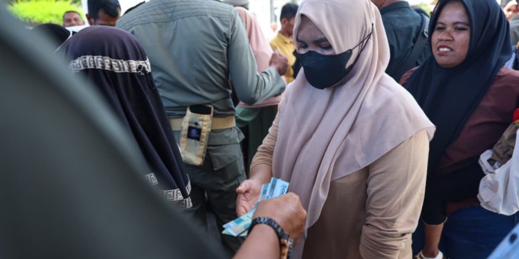 Meugang di Pendopo Jadi Tradisi Tahunan, Ribuan Warga Padati Meuligoe Gubernur Aceh Sambut Bantuan Mualem