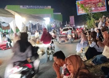 Warga Padati Lambaro Sebelum Pawai Takbir Muharam 1448 H Dimulai