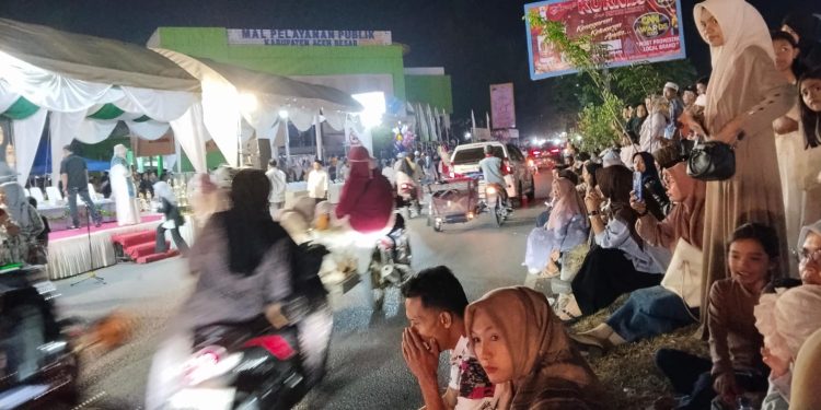 Warga Padati Lambaro Sebelum Pawai Takbir Muharam 1448 H Dimulai