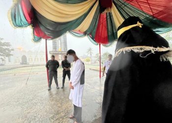 Tiga Pelaku Maisir Dicambuk di Jantho, Kejari Aceh Besar Tegaskan Komitmen Penegakan Syariat Islam