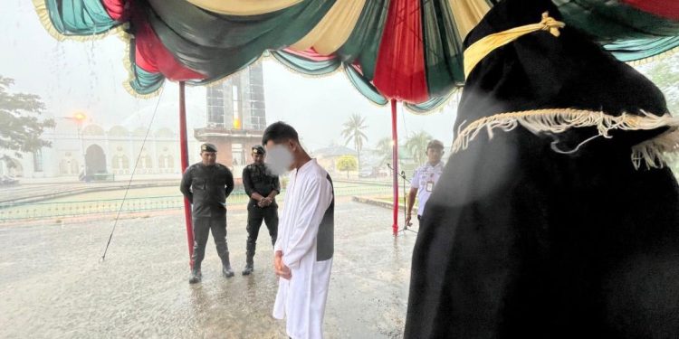Tiga Pelaku Maisir Dicambuk di Jantho, Kejari Aceh Besar Tegaskan Komitmen Penegakan Syariat Islam
