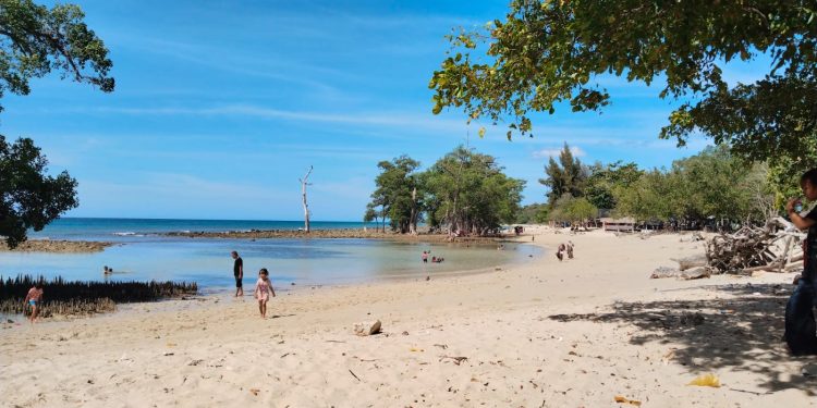 Pantai Pasir Putih Lamreh Masih Memukau, Namun Pengunjung Mulai Berkurang Akibat Fasilitas Terbengkalai dan Sulit Sinyal