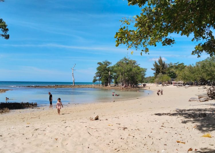 Pantai Pasir Putih Lamreh Masih Memukau, Namun Pengunjung Mulai Berkurang Akibat Fasilitas Terbengkalai dan Sulit Sinyal