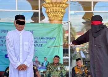 8 Terpidana Jalani Uqubat Cambuk di Masjid Agung Tapaktuan, 5 Lainnya Mangkir dan Sakit