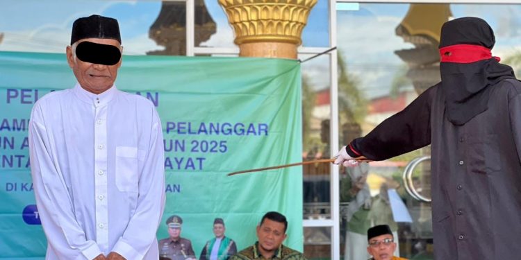 8 Terpidana Jalani Uqubat Cambuk di Masjid Agung Tapaktuan, 5 Lainnya Mangkir dan Sakit
