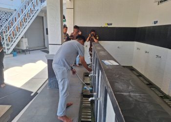 Kejari Banda Aceh Eksekusi Pidana Kerja Sosial Pertama, Terpidana Kasus Penelantaran Anak Jalani 100 Jam Kerja.