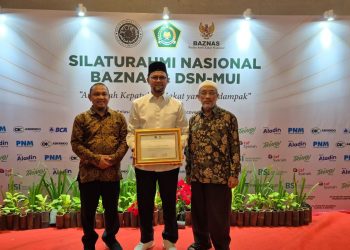 Ketua DPS PT. Bank Aceh Syariah Raih Anugerah Kepatuhan Zakat Berdampak dari BAZNAS dan DSN-MUI