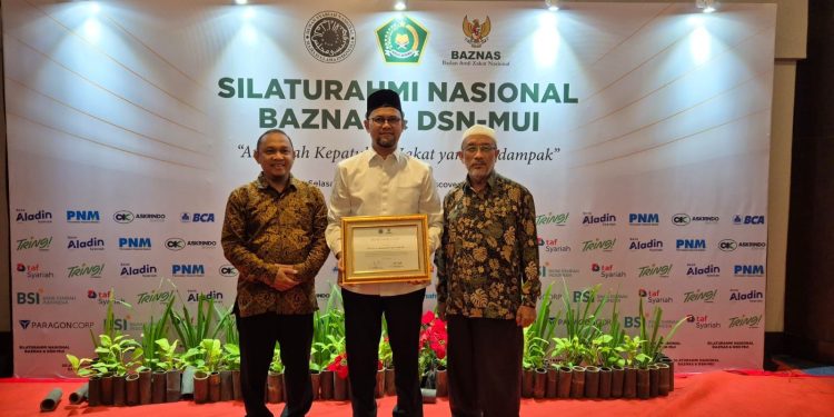 Ketua DPS PT. Bank Aceh Syariah Raih Anugerah Kepatuhan Zakat Berdampak dari BAZNAS dan DSN-MUI