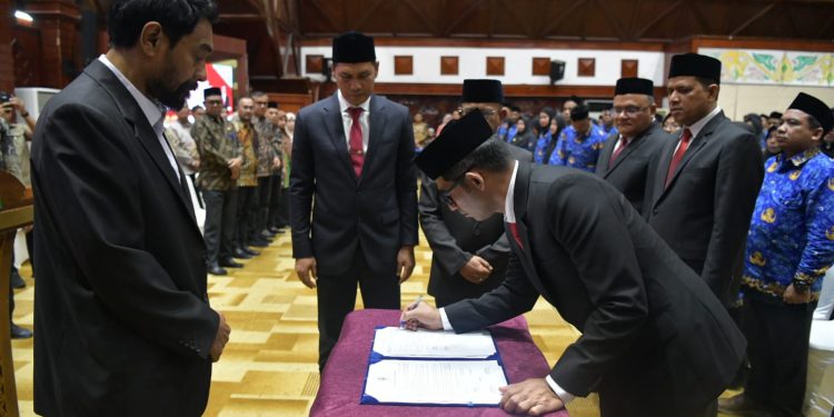Mualem Resmi Lantik 248 Kepala SMA, SMK dan SLB