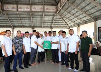 Direktur Utama Bank Aceh Syariah dan Jamaah Haji Kloter 2 Aceh Ziarahi Makam Habib Bugak, Meneladani Semangat Wakaf yang Mengalir Sepanjang Zaman