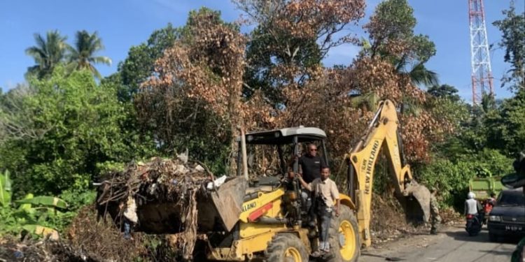 DLH Aceh Besar dan Muspika Montasik Turun Tangan Bersihkan Tumpukan Sampah di Piyeung