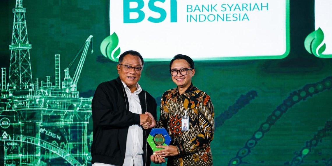 Perkuat Pemberdayaan Masyarakat melalui Green Zakat, BSI Raih Anugerah Utama ESG