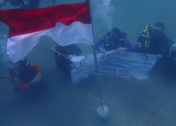 HUT Ke-81 RI, Polairud Polda Aceh Kibarkan Bendera Merah Putih di Dasar Laut Krueng Raya