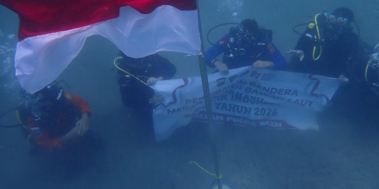 HUT Ke-81 RI, Polairud Polda Aceh Kibarkan Bendera Merah Putih di Dasar Laut Krueng Raya