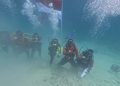 Personel Polres Simeulue Kibarkan Bendera Merah Putih di Bawah Laut pada Hari Kemerdekaan