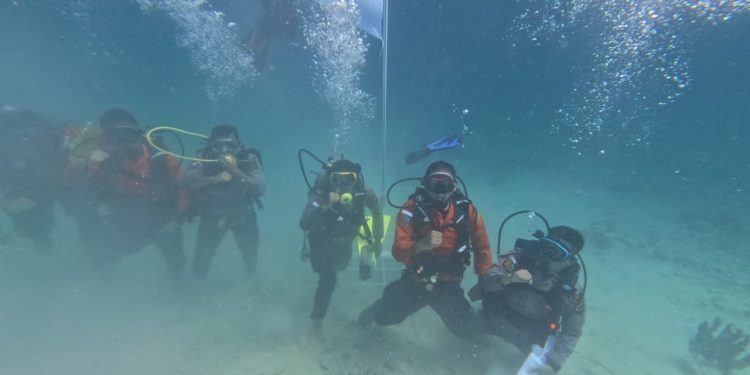 Personel Polres Simeulue Kibarkan Bendera Merah Putih di Bawah Laut pada Hari Kemerdekaan