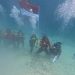 Personel Polres Simeulue Kibarkan Bendera Merah Putih di Bawah Laut pada Hari Kemerdekaan