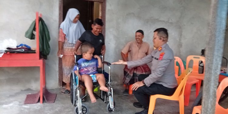 Kapolres Aceh Selatan Bantu Kursi Roda untuk Ikram, Anak Disabilitas di Sawang