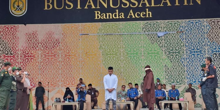 10 Terpidana Jarimah Zina dan Ikhtilath Dicambuk di Banda Aceh