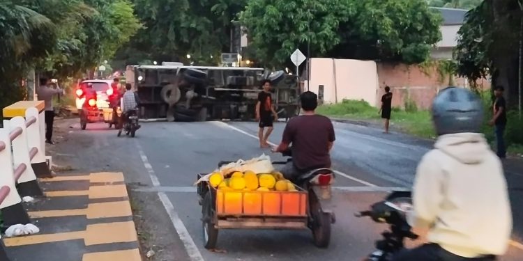 Truk Sayur Terbalik di Jalan Banda Aceh-Medan, Tumpahan Minyak Bikin Jalan Licin